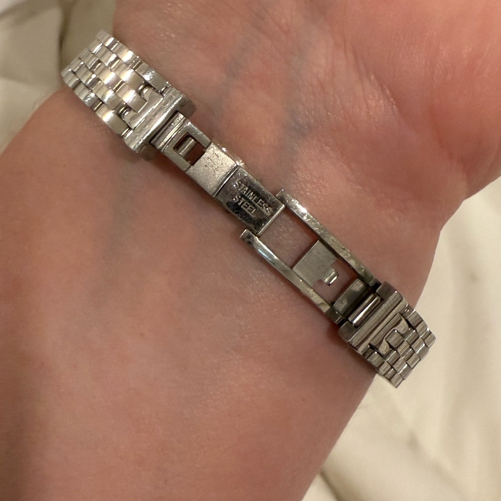 Gucci Metallic Rectangular Timepiece - image 4